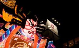 立佞武多祭：巨型的高大彩车