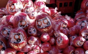 Pile of Daruma dolls