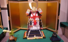 Scale model of Kabuto helmet and samurai armor on display